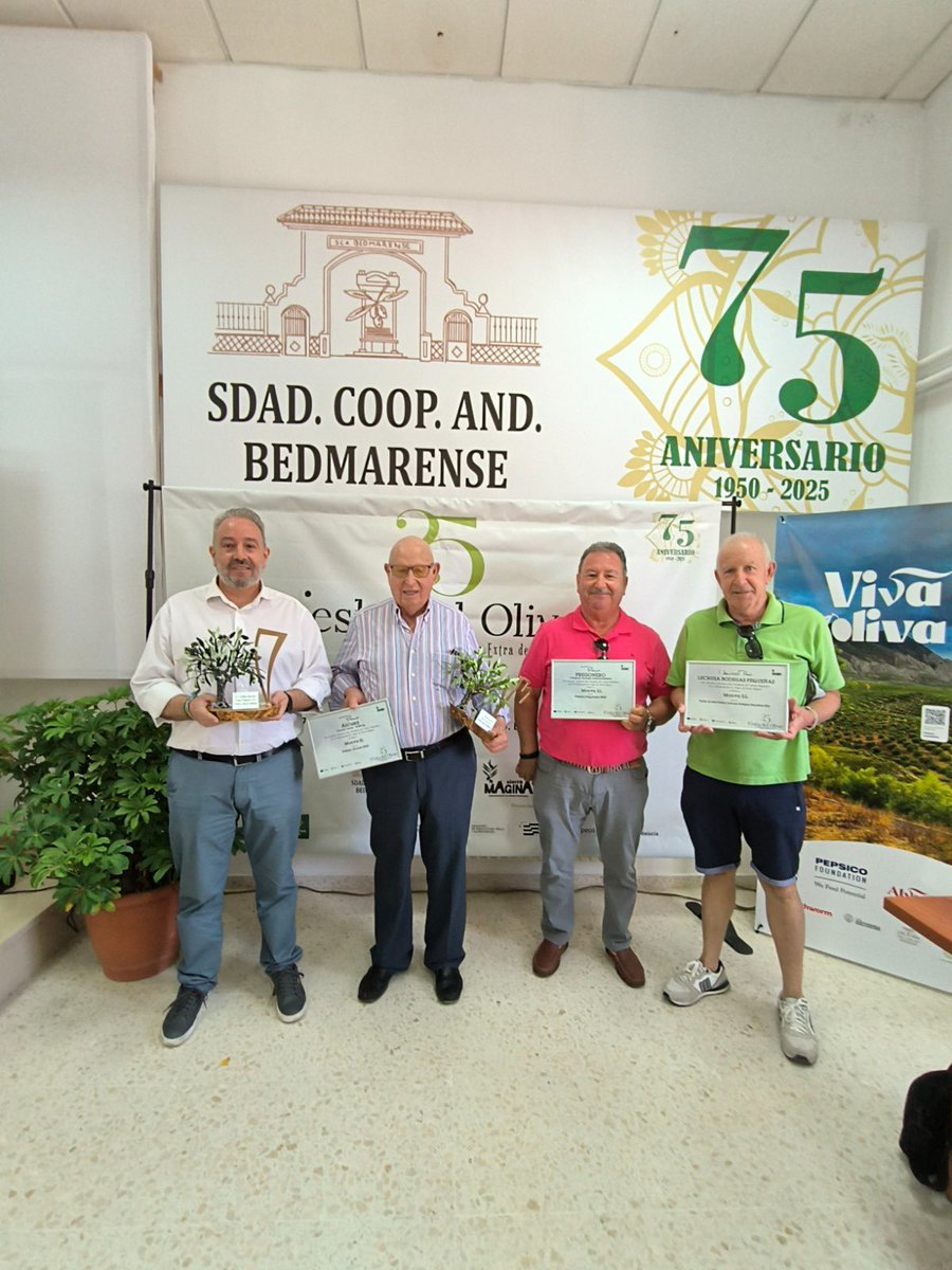 Dominusvirgenextra (@dominus_aove) on Twitter photo Bravo por ese equipazo que ha recogido este fin de semana los premios Alcuza Lechuza y Pregonero de la <a href="/DOSierraMagina/">D.O.P. Sierra Mágina</a> ganados por Monva este año 🏆🏆🏆 Bravo por ese equipazo que ha recogido este fin de semana los premios Alcuza Lechuza y Pregonero de la <a href="/DOSierraMagina/">D.O.P. Sierra Mágina</a> ganados por Monva este año 🏆🏆🏆