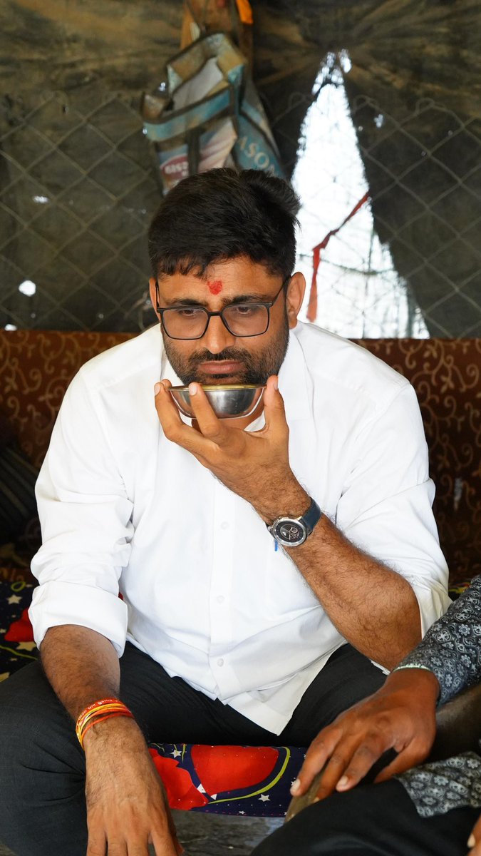 कुछ लोगों का कहना है कि गुजरात की विसावदर सीट 2022 में भी AAP ने जीती थी, तो अब फिर जीत ली. ये इस नतीजे का सरलीकरण करना है.
दरअसल AAP के गोपाल इटालिया की ये जीत बड़ी है. कुछ कारण, 
2022 में जीते AAP विधायक भूपेंद्र भयानी BJP में चले गए थे, उसके बावजूद जीत मिली. पिछली बार AAP सात