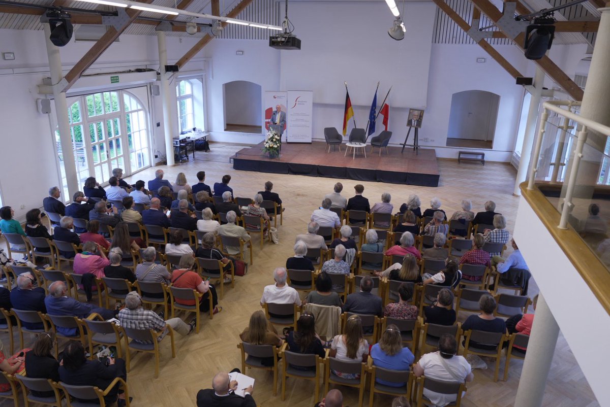 Dziś miałem zaszczyt wręczyć Helmuthowi Casparowi von Moltke Krzyż Zasługi na Wstędze Orderu Zasługi Republiki Federalnej Niemiec za jego wieloletnie zaangażowanie na rzecz porozumienia 🇵🇱-🇩🇪 oraz pielęgnowanie żywej pamięci o Kręgu z Krzyżowej. 
 
Urodzony w 1937 roku Helmuth