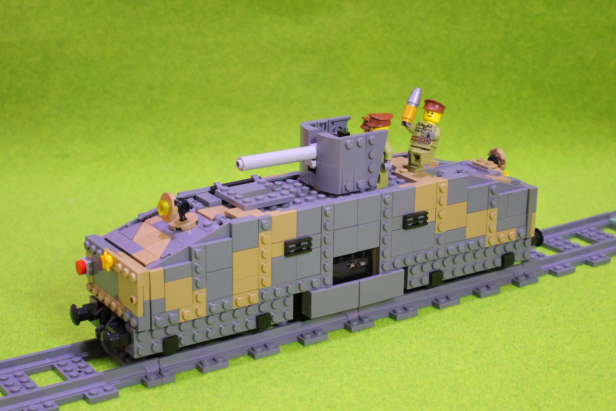 nnnk_lg's tweet photo. 軍隊のおでましだ！
「装甲列車」を作りました。
75ミリ砲と装甲板を貨車にこしらえたというイメージで、沿線警備用。
迷彩が上手く行ったかなと。

なお動力あり。RCベース+変換器&amp;逆転機+PFトレインモーター2基 #レゴトレ https://t.co/kB5CIux2GD
