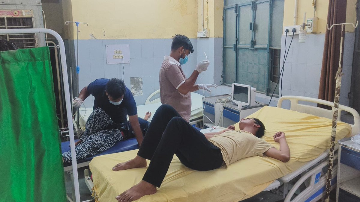 News1IndiaTweet's tweet photo. #Bulandshahr
मामी-भांजे का अनजाम: होटल में खाया जहर
12 साल छोटे भांजे पर आया मामी का दिल
समाज के डर से दोनों ने खा लिया ज़हर
पुलिस ने दोनों को पहुंचाया अस्पताल
मामी दिल्ली की, भांजा बुलंदशहर का निवासी
@Uppolice #LoveStory #PoisonAttempt
#UPPolice #BreakingNews https://t.co/d0plO5Zcji