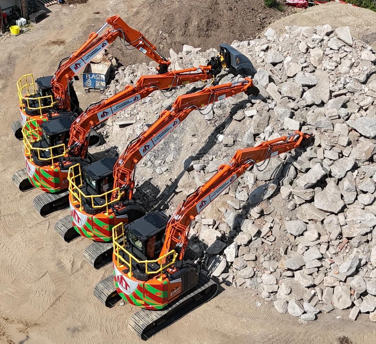 The fantastic 4 in digger form 🤩

Thank you to Matt Greevy for your continued investment in HCMUK 🧡 
#Investinthebest #HCMUK #HitachiConstruction #Digger