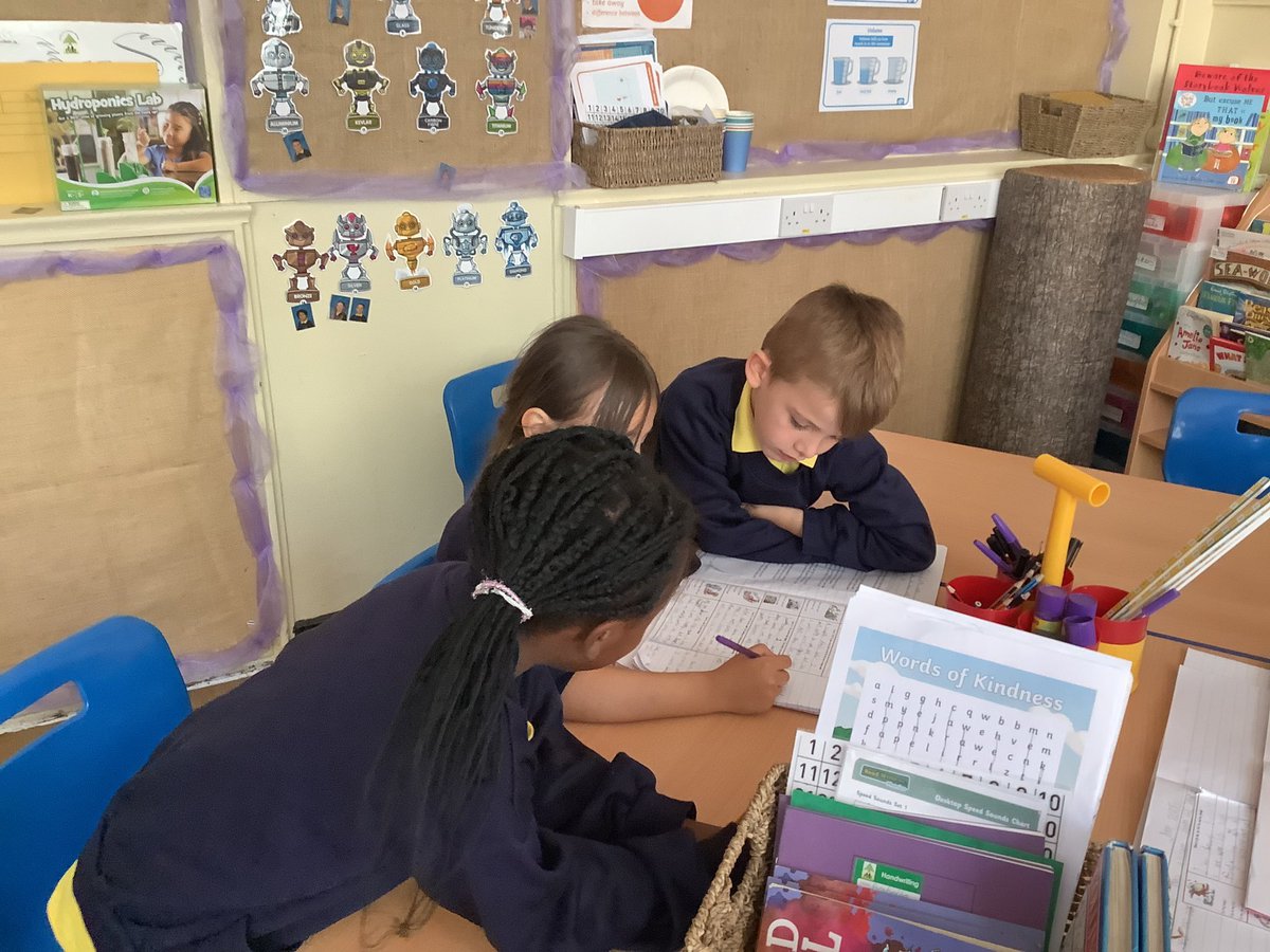 MissWhitehead7's tweet photo. Excellent peer editing in English today for Yew class.  @PinehurstP  #PinehurstEnglish https://t.co/vriBNqsJzZ