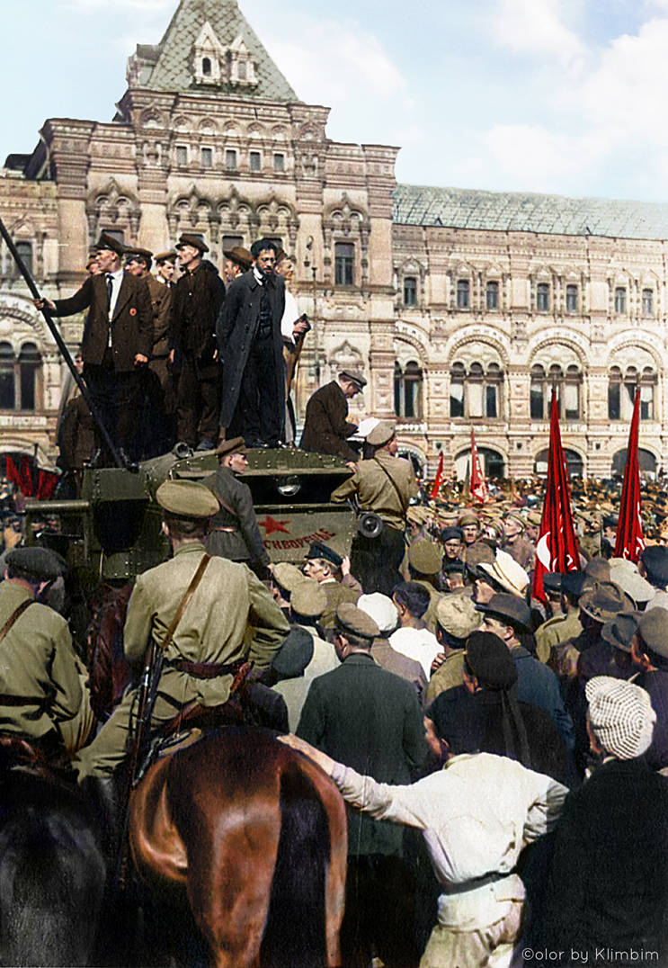 Sverdlov, Kızıl Meydan'daki bir mitingde konuşuyor, 1918