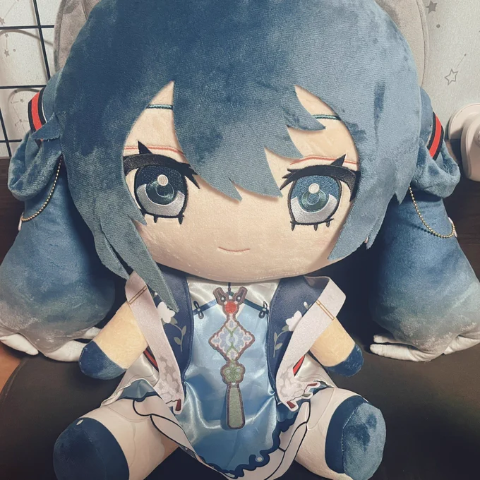 グッスマさんからジャスミンミクちゃんのぬいぐるみサンプル品いただきました!想像以上大きくて圧が強い…!!! ありがとうございます!!!