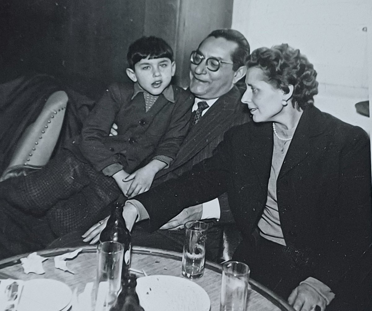 Mis padres conmigo en el bar del otrora Instituto de Cultura Hispánica. Me encanta la sonrisa de mi padre mirándome