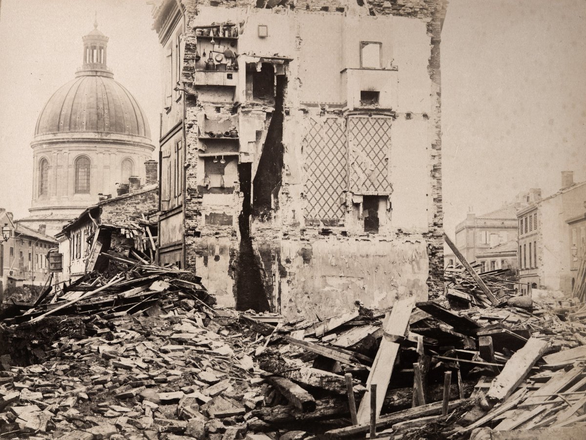 23/06/1875, <a href="/Toulouse/">Toulouse - Mairie et Métropole ⛱️</a> se souvient. Suite à de fortes pluies, la Garonne sort de son lit. Saint-Cyprien est envahi par les eaux. 209 personnes perdent la vie, + de 1200 maisons sont détruites. Notre exposition dédiée à la grande crue est à découvrir pont Saint-Pierre.
📷Provost