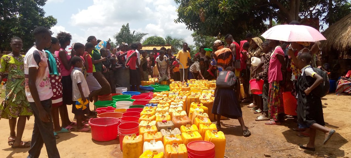 🛑‼️Des actions philanthropiques, loin des caméras. Ici, vous êtes à Kabinda-Ville où des centaines de familles bénéficient de l'eau gratuitement, grâce aux œuvres du Leader Majeur <a href="/MuabiluMMPius/">Muabilu Mbayu Mukala Pius</a>. L'eau c'est la vie. Esprit "le peuple d'abord". Kabinda dit "Bofuambuka, Ya MFUMU".