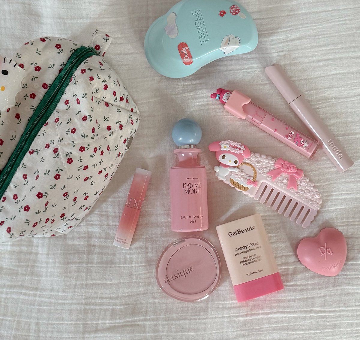 🎀🗯️ Pink!  Janua : kiss me more  กลิ่นโคตรน่ารักก หวาน นุ่มๆ ละมุน มีความฟรุตตี้ๆ มีความเป็นสาวน่ารัก สดใส ขี้เล่น เป็นกลิ่น everyday look ของเราเลย t-t 🧸