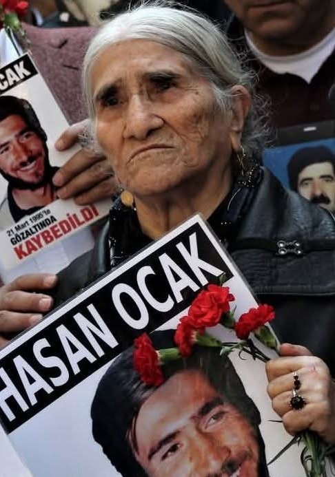 30 yıllık mücadele arkadaşımız, yol gösterenimiz… En iyi bildiğin şeyi yap: Diren!
Cumartesi Meydanı seni bekliyor. Biz seni bekliyoruz, her zamanki gibi yanındayız.

#EmineOcak
