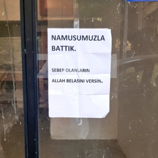 İstanbul'da iflas eden bir işletmeye asılan yazı.