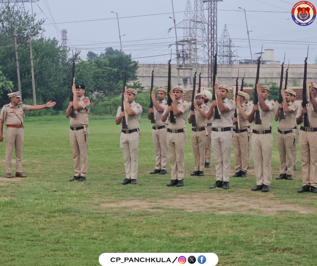 CP_PANCHKULA's tweet photo. 🚨 Mock Drill at Police Lines, Panchkula

During the #MondayParade, police personnel practiced using anti-riot gear &amp; weapons.

🚔 Inspected by DCP Srishti Gupta (IPS), DCP Crime &amp; Traffic Amit Dahiya (HPS) &amp; ACP Vikram Nehra.

#HaryanaPolice #PoliceUnity #PanchkulaPolice https://t.co/f6tJsjuFzH