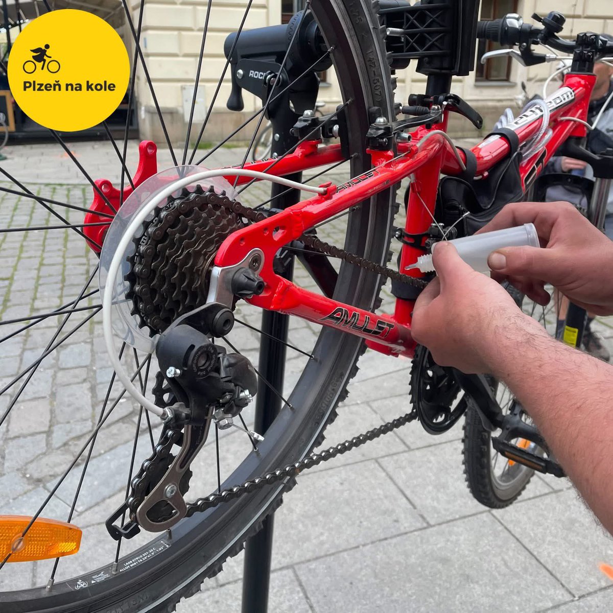 Červnová CYKLODÍLNA je už v úterý 24.6. (poslední úterý v měsíci), tak nezmeškejte možnost zkouknutí a poštelování vašeho městského cyklopřítele před létem. Těšíme se na vás od pěti do půl sedmé uprostřed Riegrovky, kousek od náměstí!