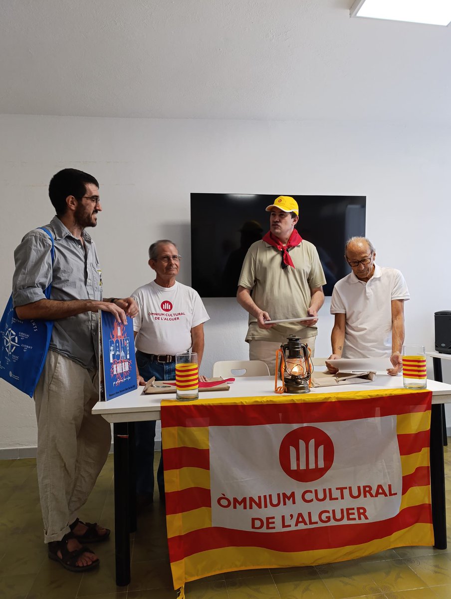 Aquest matí hem assistit a la cerimònia d'entrega de la #FlamadelCanigó organitzada per <a href="/OmniumAlguer/">Òmnium Cultural de l'Alguer</a>.