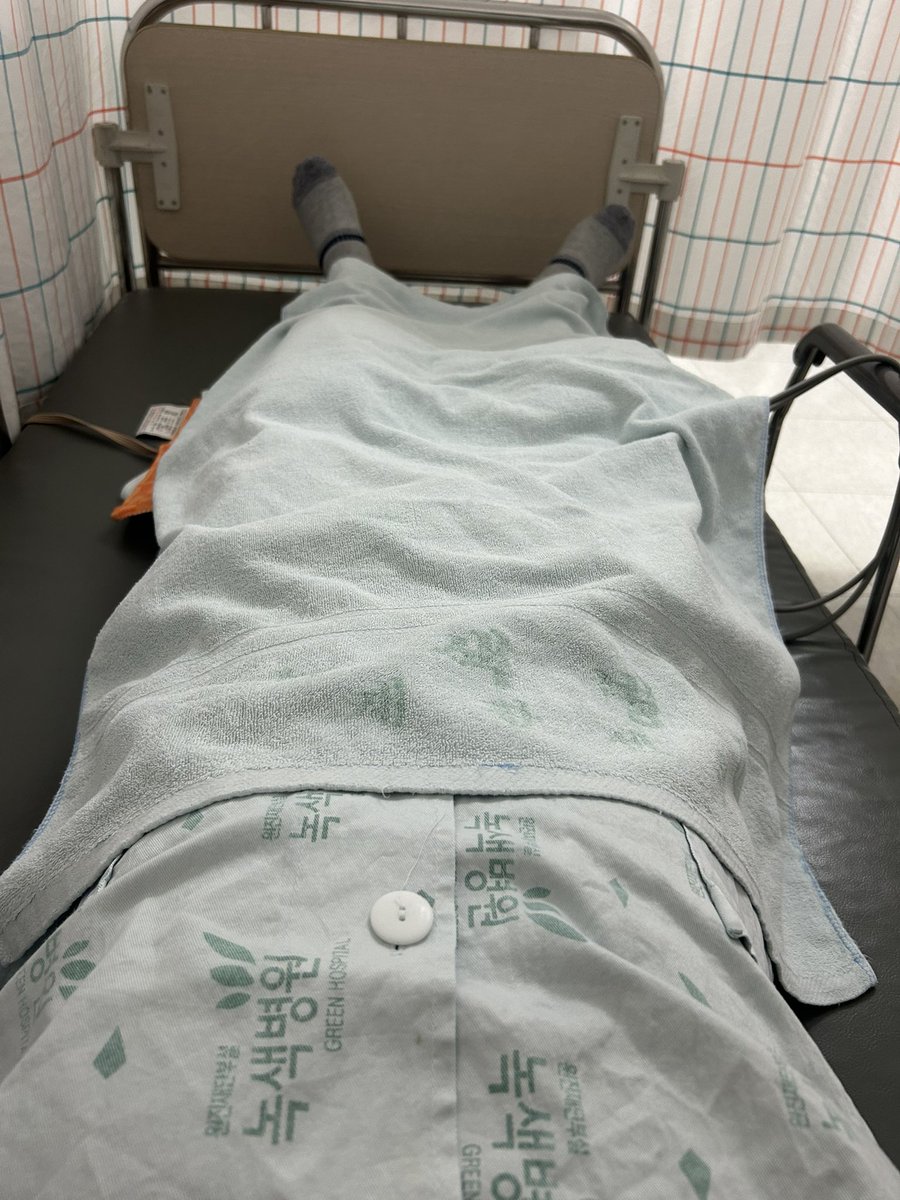 물리치료를 시작했습니다. 
쭉 뻗은 두다리와 골반에 통증이 옵니다. ㅠㅠ
고진수동지 간간이 운동하세요.꼭!
박정혜동지는 운동 잘하고 계시니…