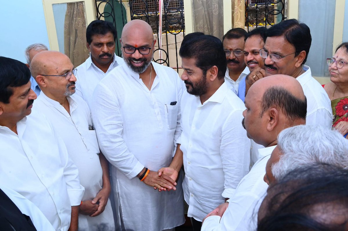 SpiritofTS's tweet photo. కన్న తండ్రి శవాన్ని ముందు పెట్టుకొని పండ్లు ఇగిలిచ్చుకుంటా నవ్విన సన్నాసి గాడు సంస్కారంగా మాట్లాడుతాడు అని ఆశించడం కూడా తప్పే https://t.co/txYUjN3tyM