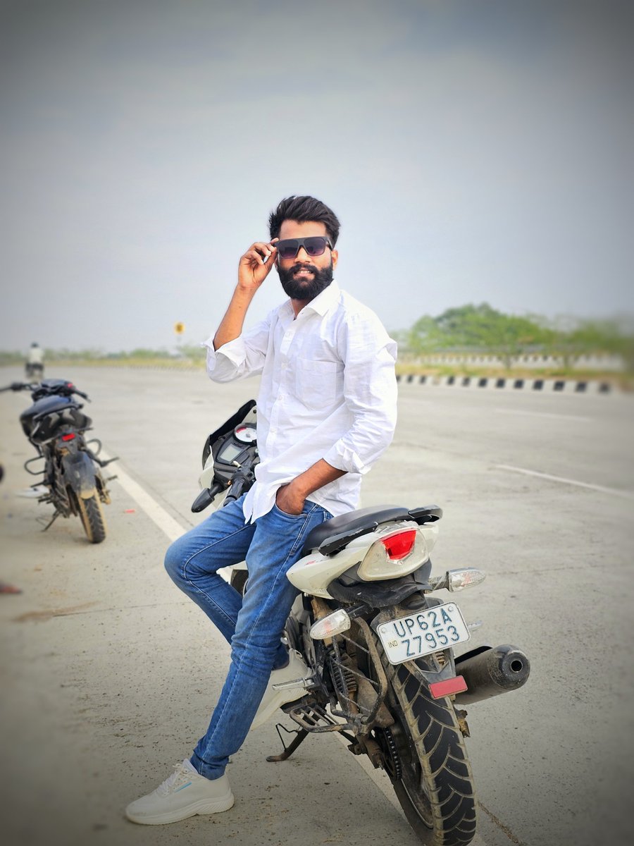 akashyadav2787's tweet image. बहुत फर्क हैं तुम्हारी और हमारी तालीम में,
तुमने उस्तादों से सीखा है हमने हालतों से।
.
#ɴᴇᴡᴘᴏsᴛ #trending #apache180 #instragam❤️