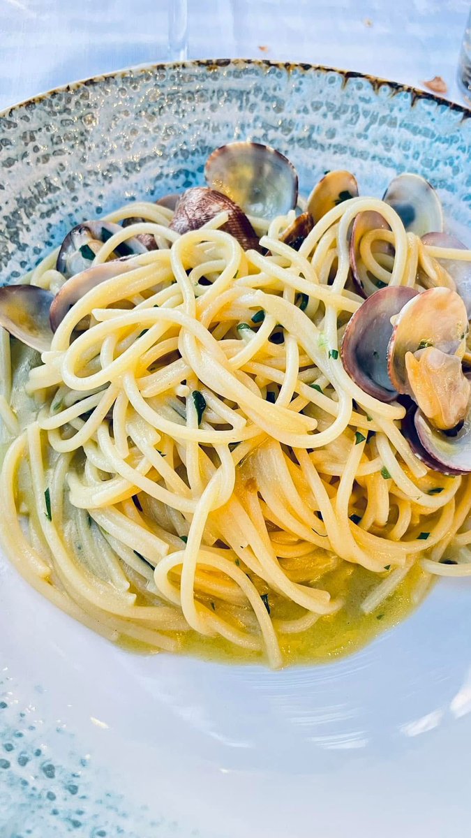 Avvolgimi in un abbraccio come lo spaghetto fa con la vongola. 
#giornatamondialeabbracci.