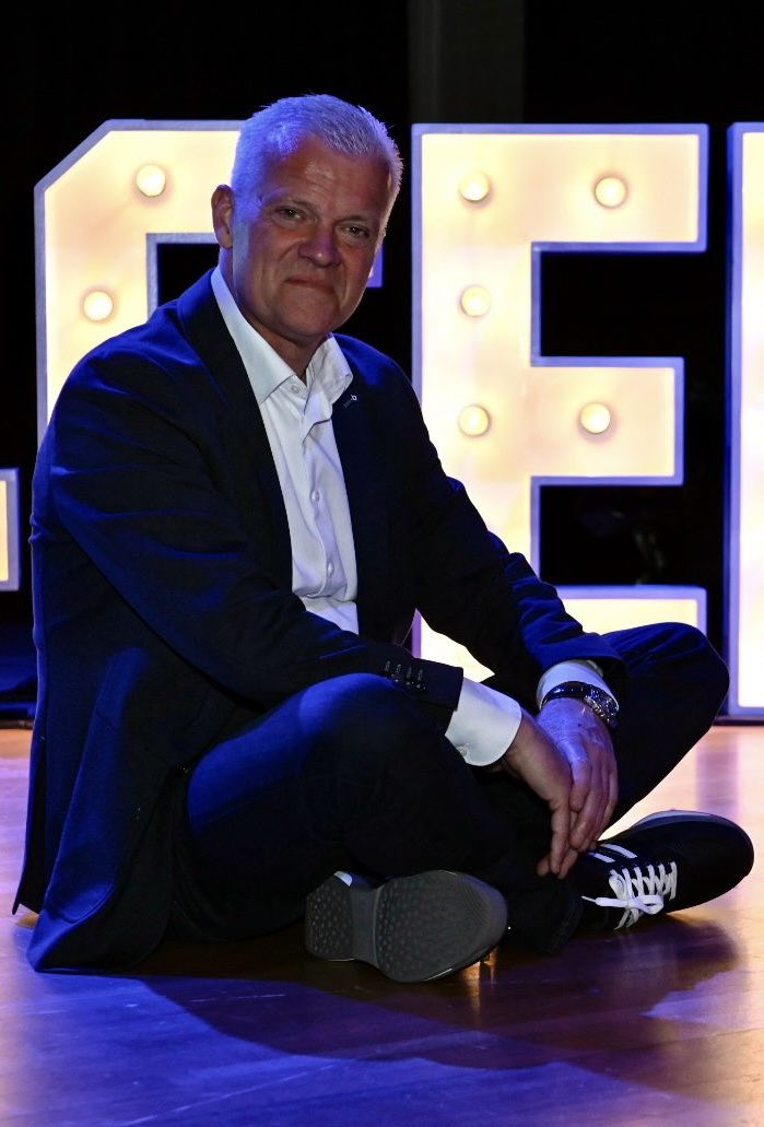Robinvangalen's tweet photo. Afgelopen week mocht ik spreken voor een financiële dienstverlener. Mooie meeting met onderwerpen als:
- teamontwikkeling
- leiderschap
- focus
- vitaliteit 
- hoe haal je het beste uit iemand?

Zoek jij ook een gastspreker voor jouw event? 

Contact me: https://t.co/F6iAVaGHgI https://t.co/lp3aOO8NaY