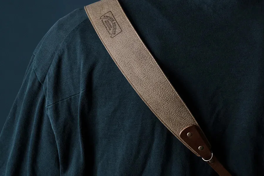 monogram_cp's tweet image. 【monogramオンラインストア】「Anchor Bridge カメラストラップ【Kudu Leather】ガウチョ」が再入荷。牛革の強さとカモシカのしなやかさを併せ持つ南アフリカの野生生物「Kudu（クーズー）」の革を使用。なめらかで柔らかな質感と野生の傷跡が無数に存在している表情が魅力。
camepstore.com/?pid=101168700