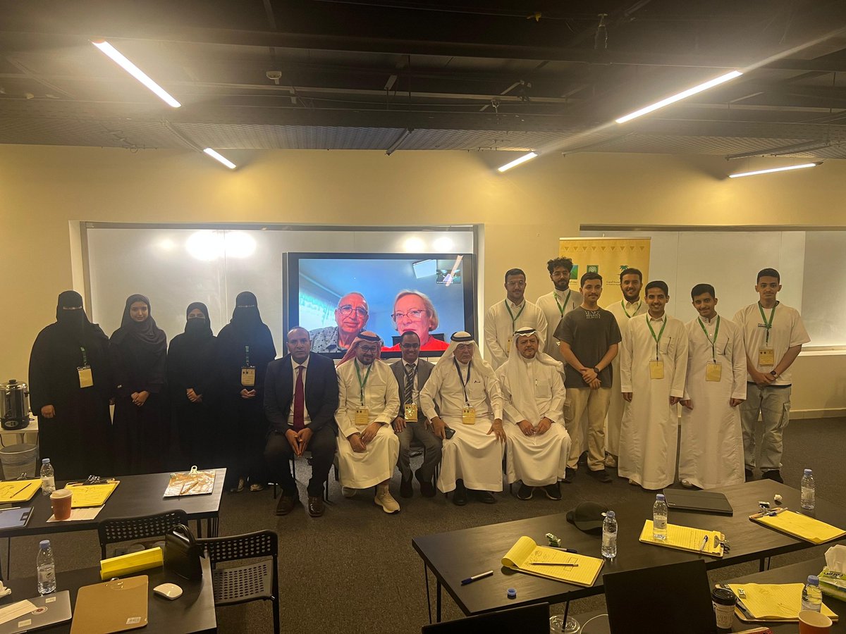 ضمن فعاليات البرنامج العلمي للدورة التدريبية الصيفية، اختُتمت سلسلة المحاضرات بمحاضرتين قدمهما كل من د. عادل كيليجال ود. فرحان كيليجال عبر منصة زوم.
استعرض د. عادل في محاضرته "تقييم العمارة التقليدية في الرياض: دراسة حالة الدرعية" أبرز سمات العمارة النجدية من خلال نموذج حي في