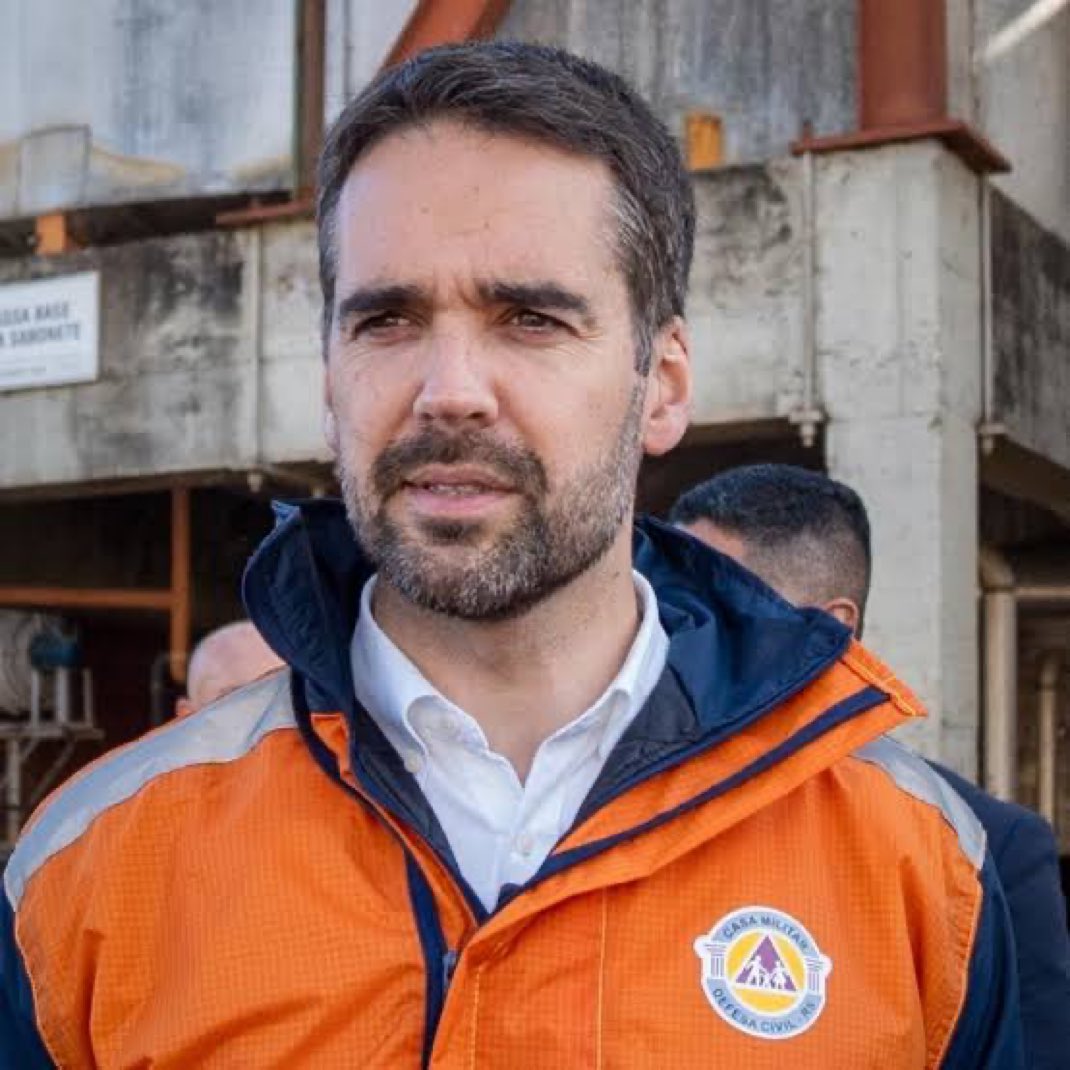 O povo de Porto Alegre reelegeu o mesmo prefeito que já tinha mostrado toda a sua incompetência na última enchente. Em 2022, ainda colocaram o ‘gênio do colete’ como governador — como se vestir um colete resolvesse alguma coisa. E agora estão surpresos com o resultado?
Tá de
