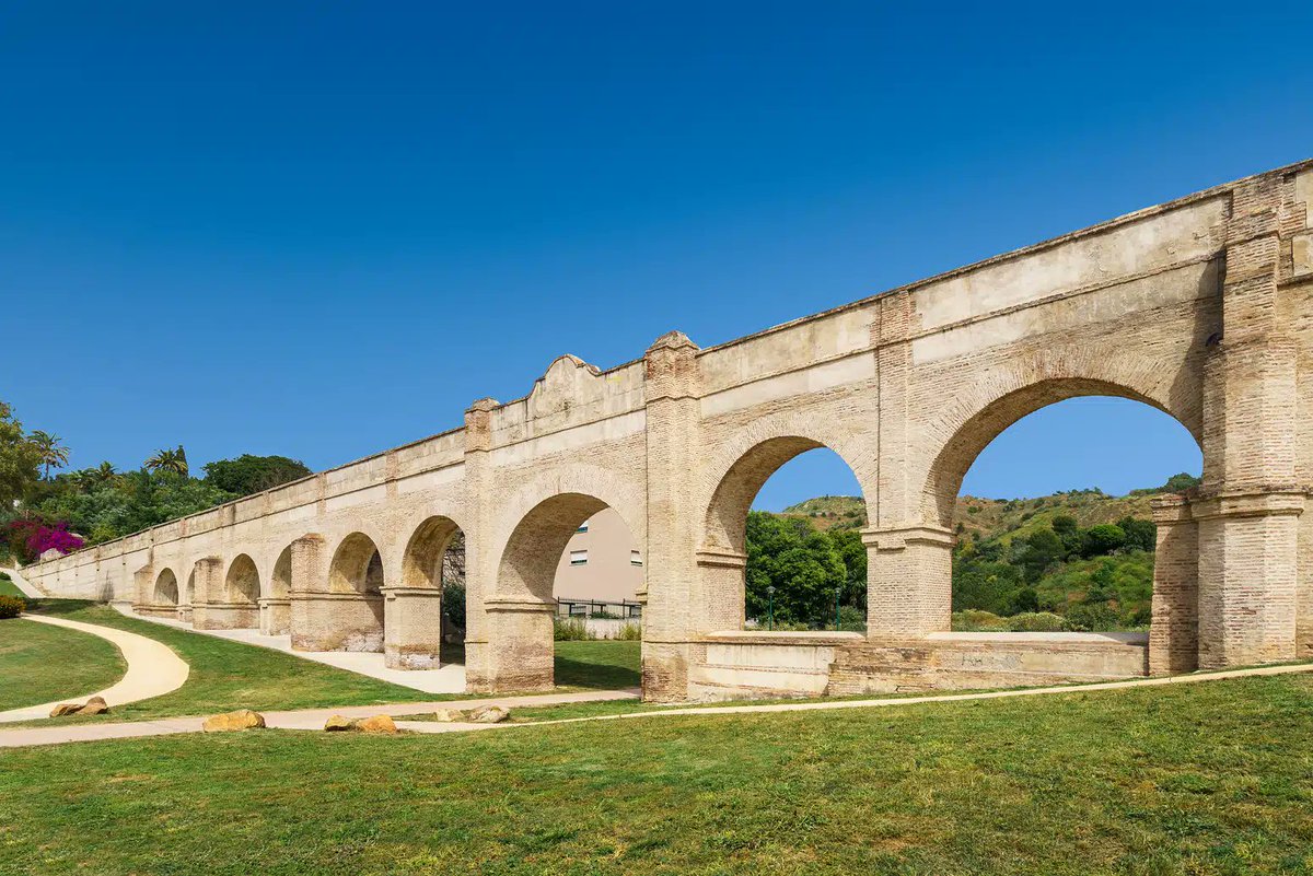 😍 Basta con dar un paseo por Málaga para viajar por el tiempo y ver las huellas de su historia. 

Descubre el patrimonio de una urbe que presume de monumentos distintivos y con identidad propia, como el Teatro Romano, la Alcazaba o la Cadetral. 

👉🏼 visita.malaga.eu/es/que-ver-y-h…