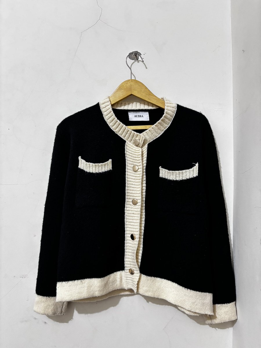 ayuni_luvita's tweet image. @KomunitasMurah 

Hiii!! 👋🏻📦

aku mau jual baju-bajuku start from 20k ajaa.

semuanya prelovedku sendiri jadi aman dan bersih karena pengiriman done laundry. pengiriman manual only dari bandung. untuk lebi lanjut bisa dm dan kepoin instagram ku : prel.ovedbyvie

terima kasih🩶🖤