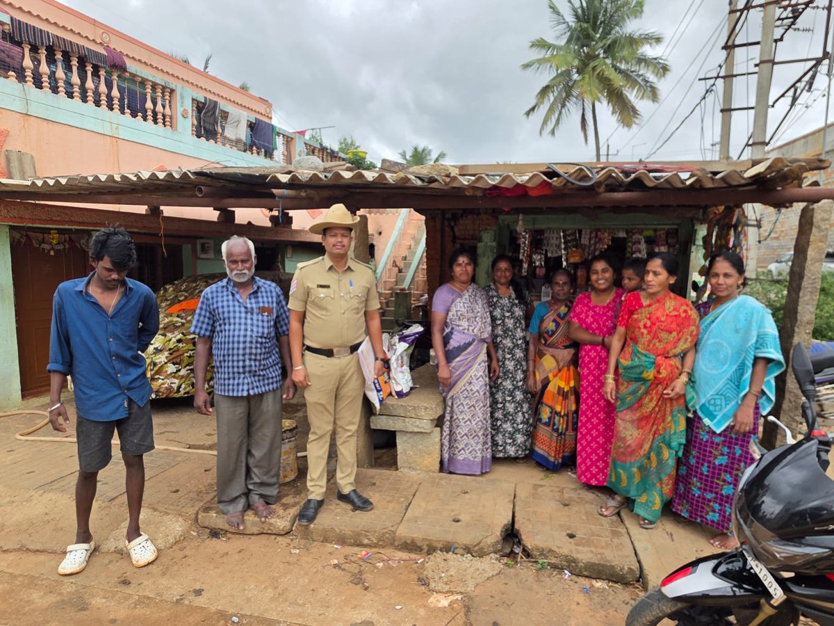 dbpuraruralpolice (@dbpuraruralbng) on Twitter photo ಈ ದಿನ ಭಾಷೆಟ್ಟಹಳ್ಳಿ 6 ನೇ ಗ್ರಾಮ ಗಸ್ತಿಗೆ ಠಾಣಾ ಬಿಟ್ ಸಿಬ್ಬಂದಿಗಳನ್ನು ನೇಮಕ ಮಾಡಿರುತ್ತೆ ಅದರಂತೆ ಸಿಬ್ಬಂದಿಯವರು ಗ್ರಾಮಗಳಿಗೆ ಭೇಟಿ ನೀಡಿ ಗಸ್ತು ಕರ್ತವ್ಯ ನಿರ್ವಹಿಸುರುತ್ತಾರೆ. <a href="/bngdistpol/">SP Bengaluru District Police</a> <a href="/SadiqPi/">SadiqPashaPI</a> <a href="/dspdbpura/">DSP Doddaballapura</a> ಈ ದಿನ ಭಾಷೆಟ್ಟಹಳ್ಳಿ 6 ನೇ ಗ್ರಾಮ ಗಸ್ತಿಗೆ ಠಾಣಾ ಬಿಟ್ ಸಿಬ್ಬಂದಿಗಳನ್ನು ನೇಮಕ ಮಾಡಿರುತ್ತೆ ಅದರಂತೆ ಸಿಬ್ಬಂದಿಯವರು ಗ್ರಾಮಗಳಿಗೆ ಭೇಟಿ ನೀಡಿ ಗಸ್ತು ಕರ್ತವ್ಯ ನಿರ್ವಹಿಸುರುತ್ತಾರೆ. <a href="/bngdistpol/">SP Bengaluru District Police</a> <a href="/SadiqPi/">SadiqPashaPI</a> <a href="/dspdbpura/">DSP Doddaballapura</a>