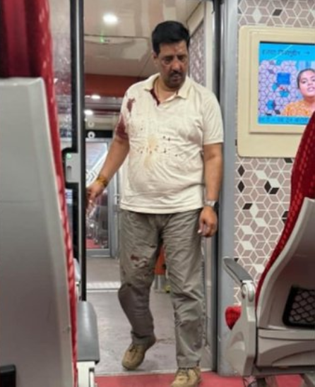DeccanChronicle's tweet image. Man Thrashed On Vande Bharat After Refusing Seat To BJP MLA
The incident took place when BJP's Rajeev Singh, a legislator from Uttar Pradesh's Jhansi, was travelling with his wife and son.
(Visuals courtesy : X)
#vandebharatexpress #Jhansi #BJP #assault
