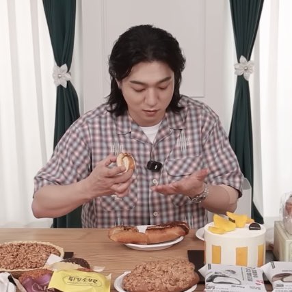 애햄이 발바닥 확인중..//