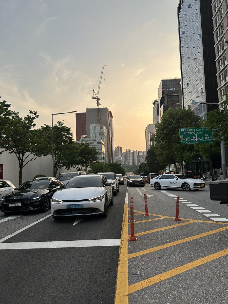 yuitaro__my's tweet photo. 韓国着いたはいいが疲れてホテルから出れない、、、坂道多すぎるよ、、、
この時間でまだこんなに明るい🙊💡

#韓国 #ソウル #江南 https://t.co/eIAquTysIZ