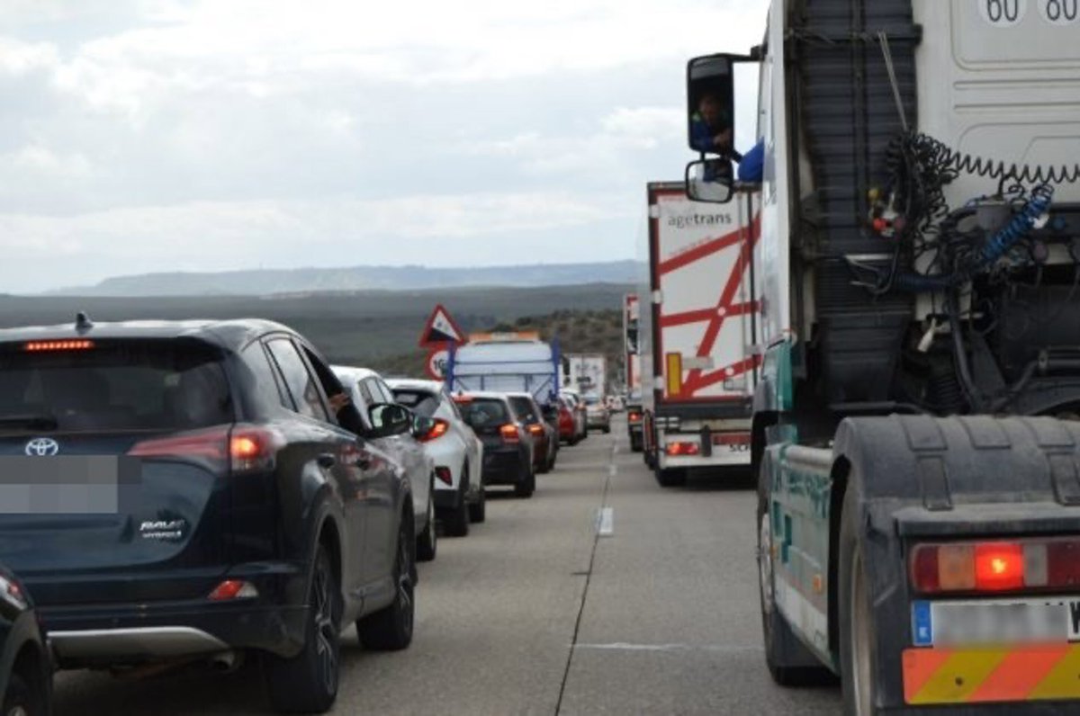 SUCESOS. Se restablece el tráfico fluido en la A-4 tras las retenciones ocasionadas por un accidente en el que un camión cisterna ha volcado sobre la mediana a la altura de Guarromán.
extrajaen.com/actualidad/nor…