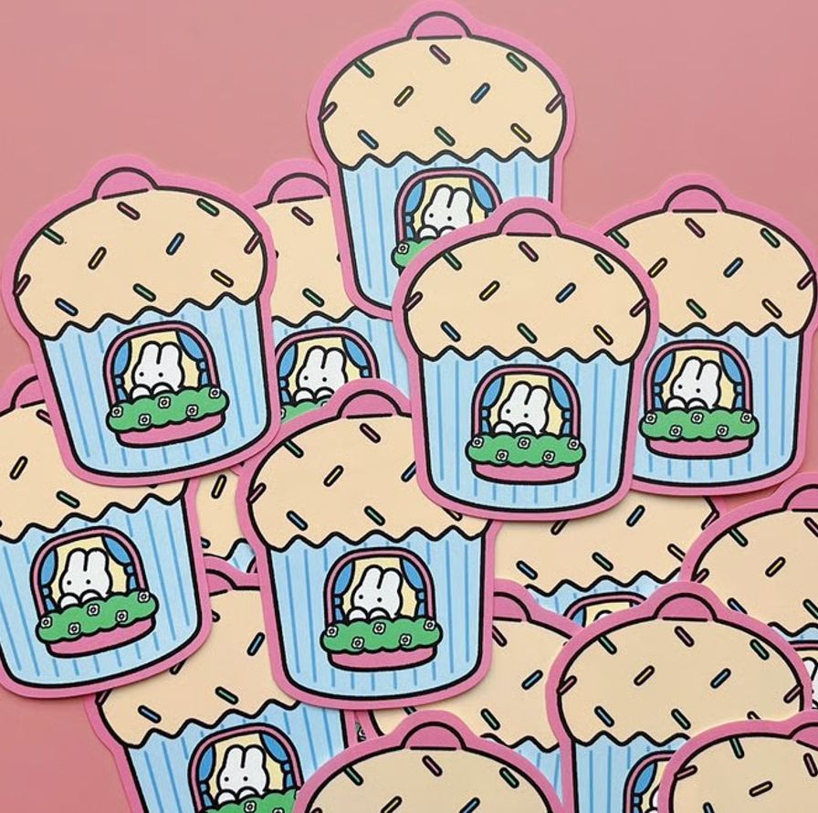 ● now on sale

nsn ／ muffin house ステッカー 

花咲く窓辺のマフィンのおうちで外を眺めるsiroiusagichan！ 外に遊びにいきたくて、天気を心配しているような雰囲気がありませんか？

83s.shop/items/67d02531…