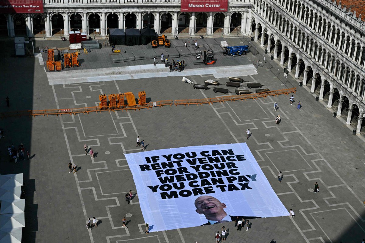 Agenzia_Ansa's tweet photo. Maxi-striscione di Greenpeace a Venezia contro nozze Bezos. Blitz in Piazza San Marco, una scritta di 400 metri quadrati. #ANSA https://t.co/KoIsOGHTaI https://t.co/3rnyKmcXVJ