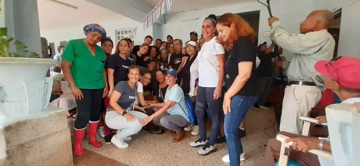 cdr_cuba's tweet photo. Buenos días vecino 🌞 

Los #CDRCuba junto al Proyecto "A Cuba hay que Quererla" entregaron al Hogar del Adulto Mayor  "José  Manuel Lazo " en el capitalino mpio la Lisa un donativo de sillas de ruedas, colchones entre otros artículos.
#Cuba #65AñosCDR https://t.co/S8qELCxYfL