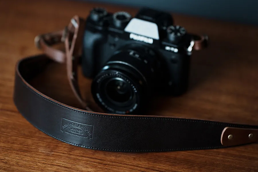 monogram_cp's tweet image. 【monogramオンラインストア】「Anchor Bridge カメラストラップ【Horse Leather】ブラック」が再入荷。艷やかなホースレザーは“生きた証の傷”を持ちながら、なめらかで質感豊かな風合いが魅力。首掛け・肩掛け、両方に対応した一眼レフにおすすめのカメラストラップです。
camepstore.com/?pid=178630452