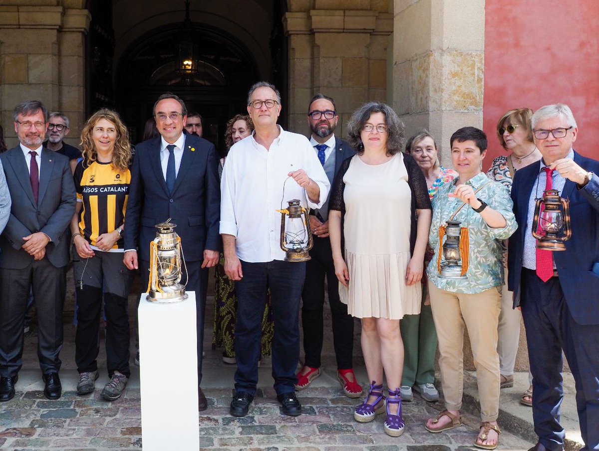 Rebem la #FlamaCanigó25 al Parlament, com cada any amb els companys i companyes d’ <a href="/AccioCulturalPV/">Acció Cultural del País Valencià</a> i l’<a href="/ocbcat/">Obra Cultural Balear</a>. 
Continuem imaginant la nació sencera i construint-la plegats pels camins per on viatja avui la Flama, amb la llengua com a punt de trobada, d’identitat i de cohesió.