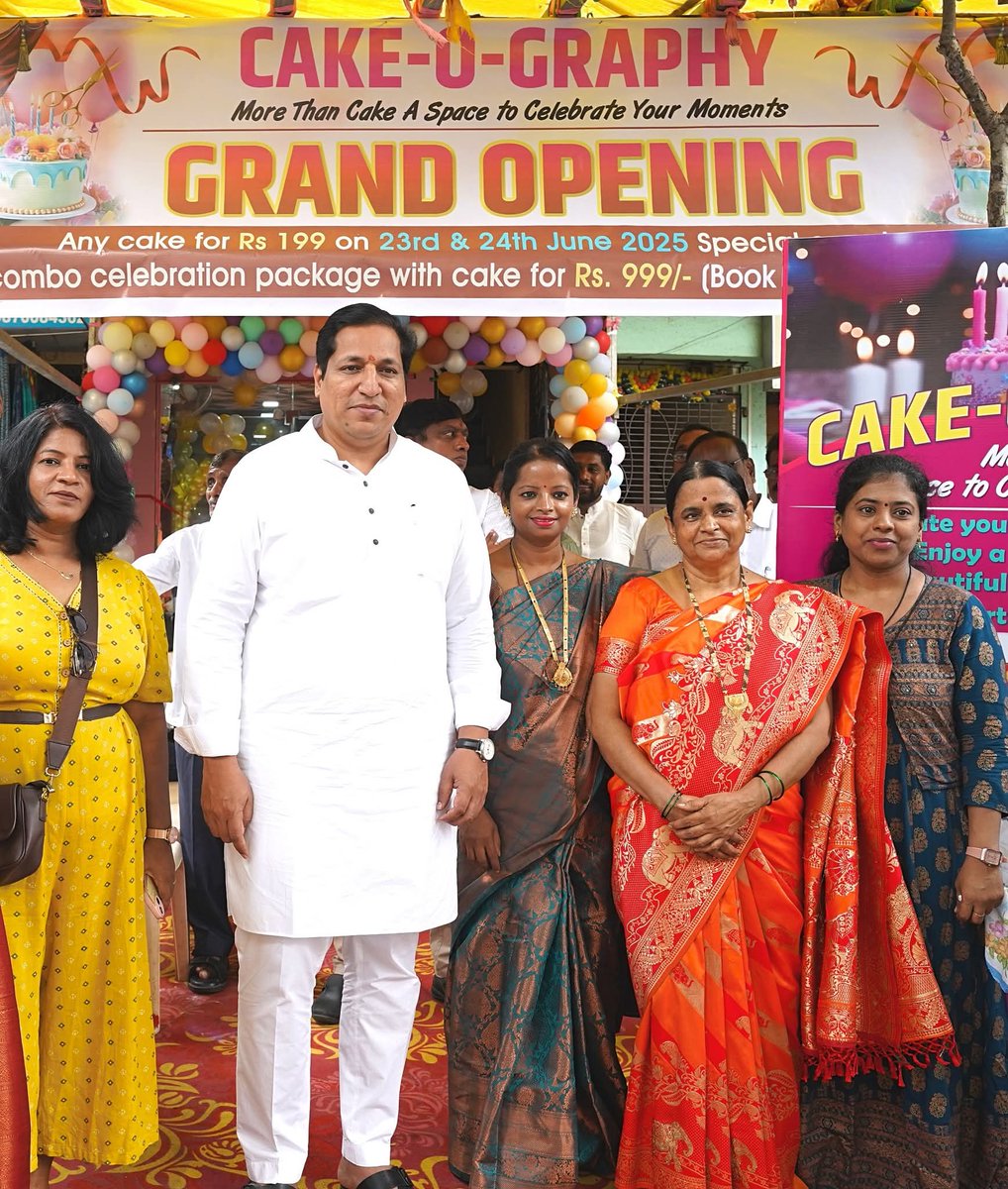 नेरुळ येथे "केक-ओ-ग्राफी" या केक शॉप चे उदघाटन केले. शॉप च्या ओनर श्रीमती रिनाजी डावरे यांना त्यांच्या या नवीन शॉप च्या उदघाटन प्रसंगी शुभेच्छा दिल्या. तसेच त्यांच्या व्यवसायात वृद्धी होवो अश्या सदिच्छा व्यक्त केल्या.

------

Inaugurated 'Cake-O-Graphy' cake shop at Nerul. My