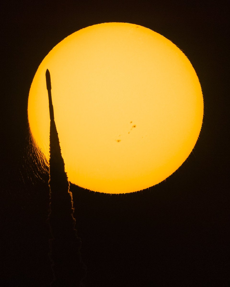 Mighty Atlas V crosses with the rising Sun this morning on its way to orbit with 27 <a href="/amazon/">Amazon</a> @ProjectKuiper satellites 🛰️ 🚀