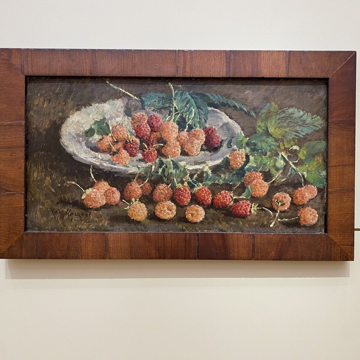 Выставка Ильи Машкова в новом корпусе ГТГ на Кадашевской буквально показывает как способен мельчать художник под воздействием внешних сил. Для этого ретроспектива его начинается с громадных и дерзких натюрмортов, а заканчивается демонстративно небольшими портретами земляники.