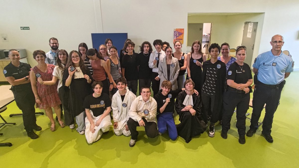 Sciences_Ecole's tweet photo. EXPERTS à l'École - 2o juin 2025 devant les familles réunies en présence de @Gendarmerie_045, remise à la #CDSG du collège Pierre Mendès France de Chécy @ac_orleanstours d'une #rondache à l’effigie du projet⤵️
https://t.co/BGFS83RBoZ
@education_gouv @Gendarmerie @GendarmeriePjgn https://t.co/YY2eLEBRVS