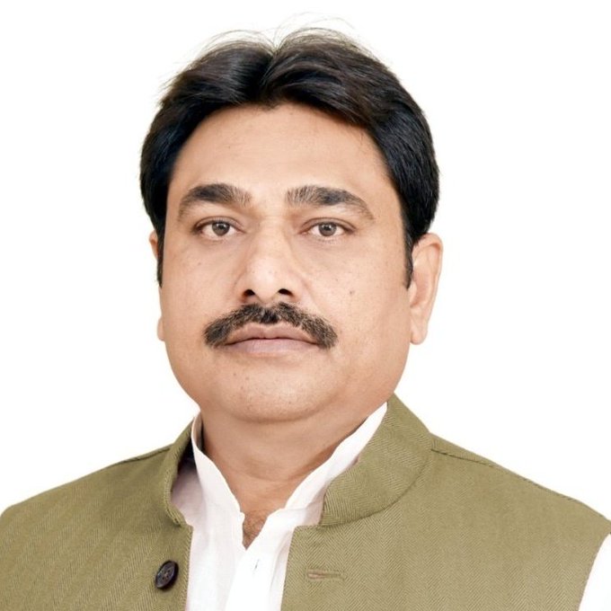 This is the BJP MLA Rajeev Singh. 

Make him Famous.