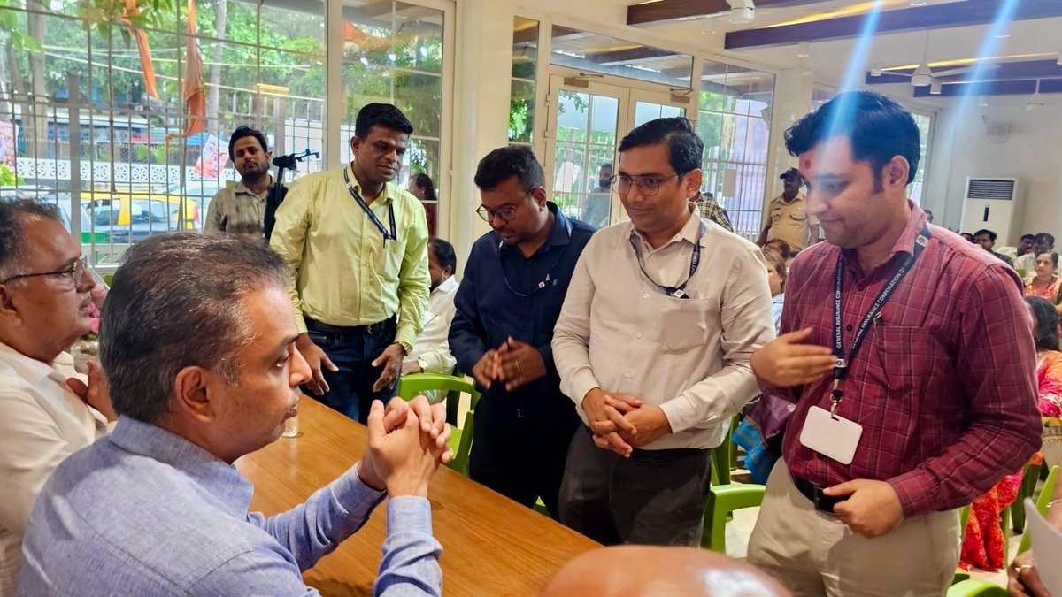 Milind Deora | मिलिंद देवरा (@milinddeora) on Twitter photo आज बाळासाहेब भवनात लोकांच्या समस्या समजून घेतल्या आणि त्या सोडवण्यासाठी आवश्यक ती पावले उचलण्याचा निर्धार केला.
<a href="/mieknathshinde/">Eknath Shinde - एकनाथ शिंदे</a> आज बाळासाहेब भवनात लोकांच्या समस्या समजून घेतल्या आणि त्या सोडवण्यासाठी आवश्यक ती पावले उचलण्याचा निर्धार केला.
<a href="/mieknathshinde/">Eknath Shinde - एकनाथ शिंदे</a>