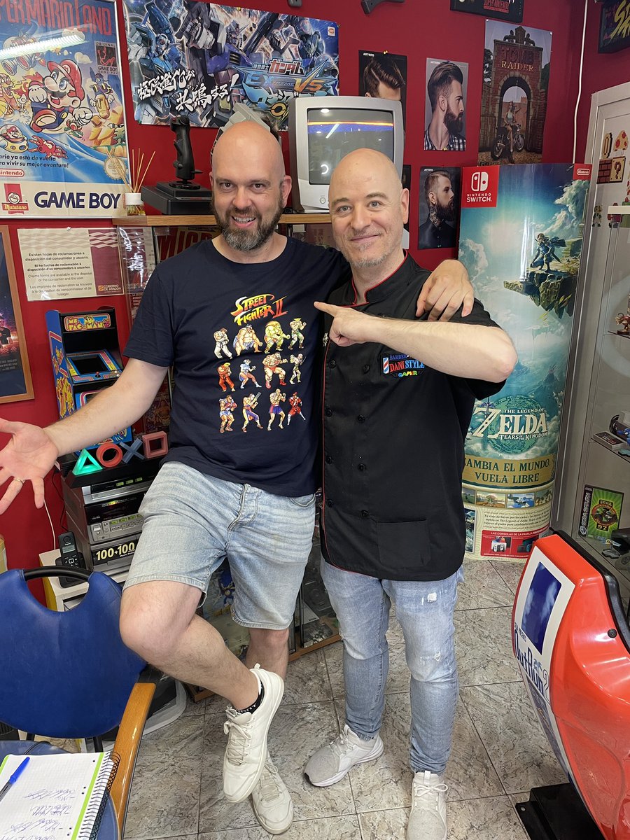 El otro día tuve una visita sorpresa en Barber RetroGamer Dani Style el bueno de <a href="/kenshinlogan/">Kenshinlogan</a> ,se trata del gran <a href="/JimyDrive/">Jimy Drive</a> !Me hizo mucha ilusión ya que fue a la primera persona que empecé a seguir en Twitch hace años! Gracias por venir crack y gracias kenshi por traerlo!😀💈🕹️