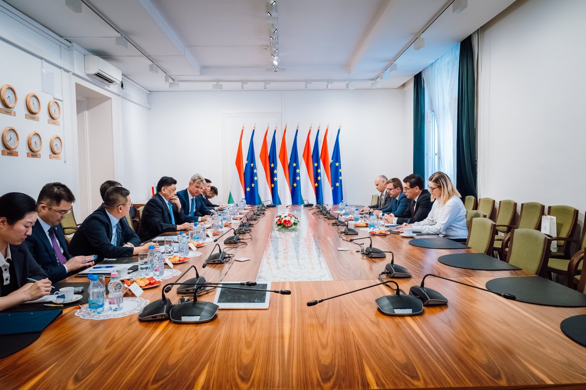 barnazsigmondMP's tweet photo. Honoured to welcome Mr. Baimachilin and the Chinese delegation in Budapest. 🇭🇺🇨🇳

Hungary remains committed to strengthening East–West cooperation. Strategic partnerships in trade, education, and tech are driving mutual progress and global connectivity.