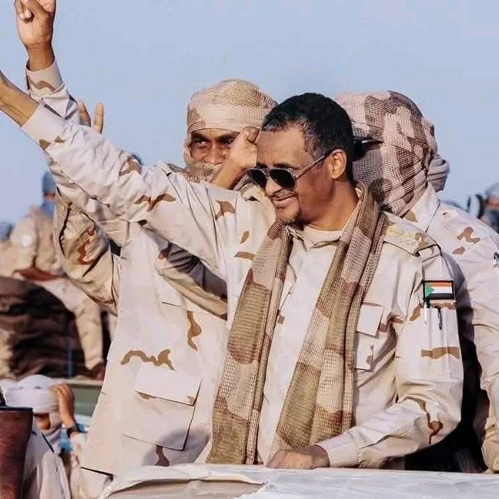 في خضم العواصف السياسية وتقلبات الزمن، يبرز القائد محمد حمدان دقلو، المعروف بحميدتي، كرمزٍ من رموز الحضور اللافت والكاريزما التي لا تُصطنع. ليس مجرد قائد عسكري، بل شخصية أثبتت أن القوة ليست فقط في السلاح، بل في الموقف، وفي الحضور الذي يفرض الاحترام حتى على الخصوم.

كاريزماه تتجلى