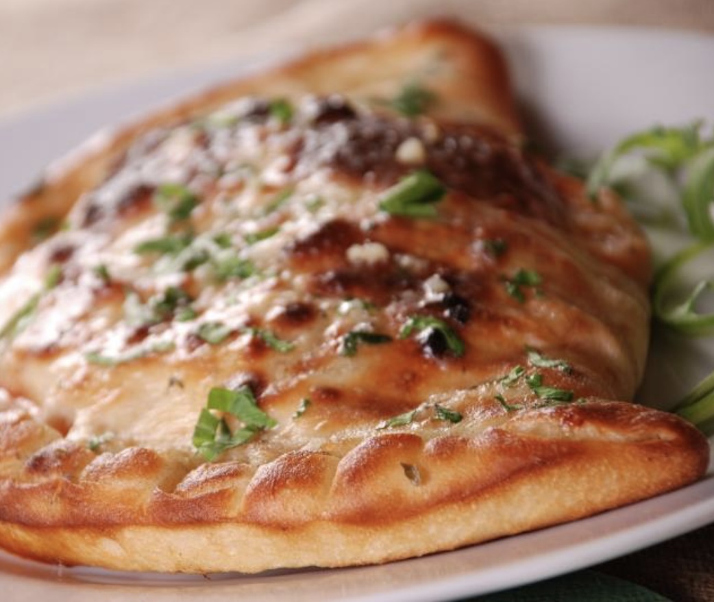 Піца Кальцоне - незвична форма, знайомий смак💛
Гаряча начинка, яка тримає тепло та аромат до останнього шматочка. Ситно, смачно.

Ідеально для обіду або неспішного вечора з келихом чогось улюбленого😉

📍вул. Рейтарська 25
050 419 9932 та 044 278 3028
vesuvio.ua