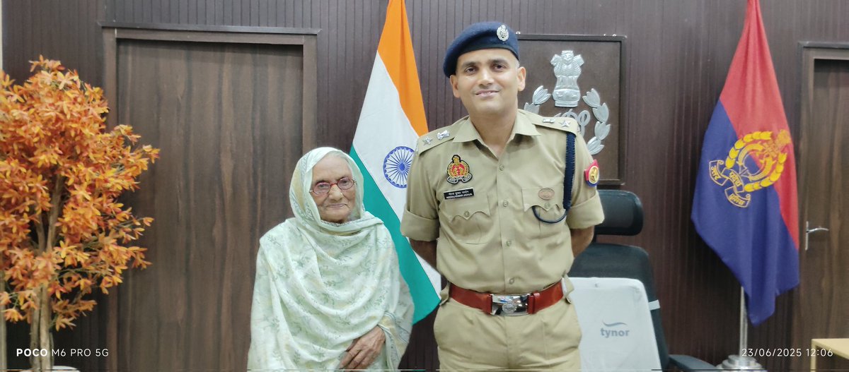 Sometimes solving cases brings so much positivity and blessings. 
Felt so much blessed in the presence of Dadi Ji during Jansunwai. 

Dadiji came all the way from Mallawa just to bless me and Hardoi Police for recovering her stolen jewellery.
Thank you so much 🙏

#HardoiDiaries
