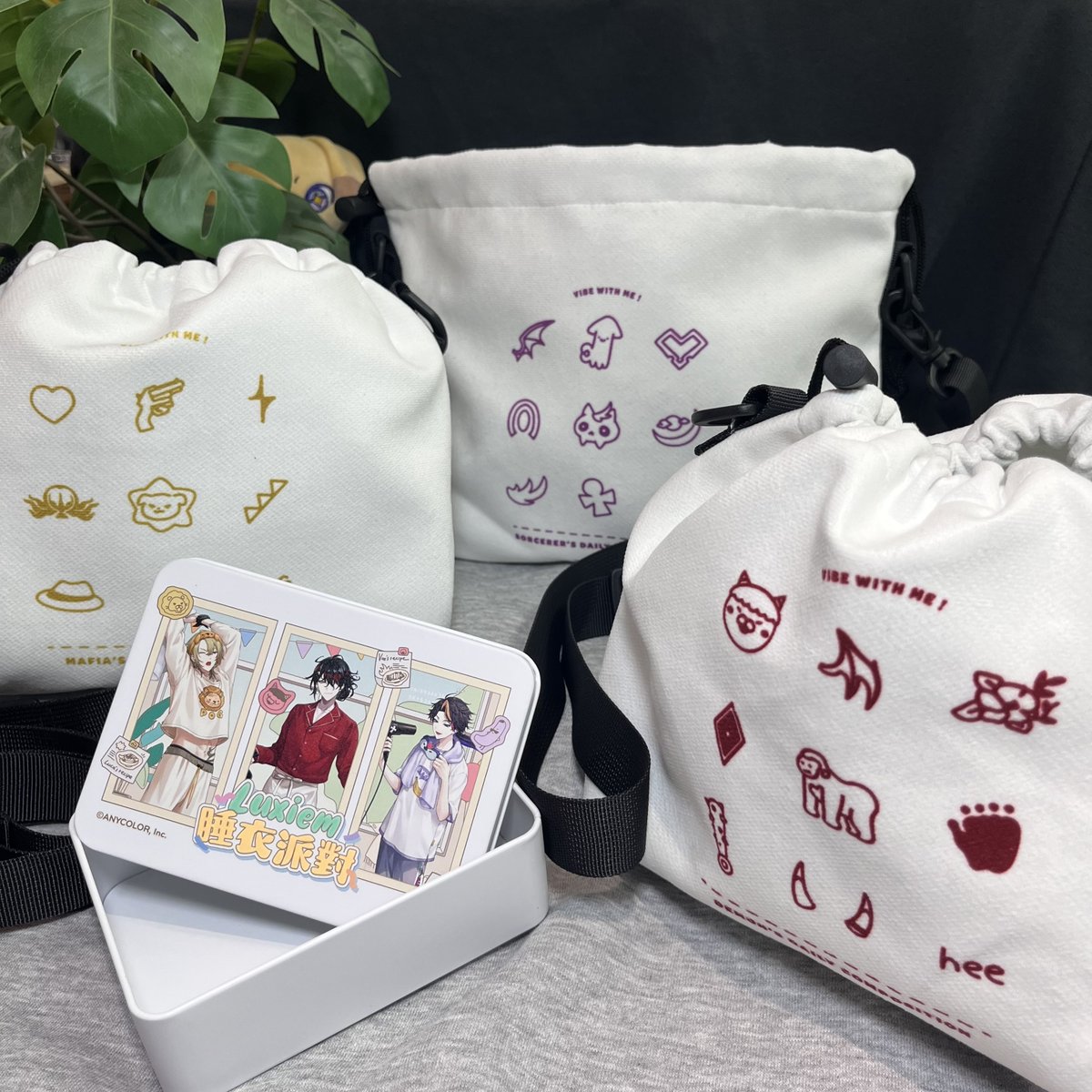 OU_EN_CAFE's tweet image. \ Luxiem 睡衣派對 –主題咖啡廳– 周邊實體公開✶⋆.° /

簡約又不失個性的肩背包，回憶裝滿滿、寸步不離
睡衣派對點綴的糖果鐵盒，最適合收藏與 Luxiem 的那份心動🫧

⏰ 周邊預購至 6/30 23:59 截止
還沒預購的你，千萬別錯過 .ᐟ

✧ 活動期間：
【台北店】2025/8/15 ～ 9/30
【高雄店】2025/8/15 ～…